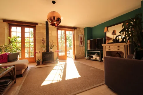 Grange Lounge avec portes-fenêtres donnant sur la terrasse, exposition sud.