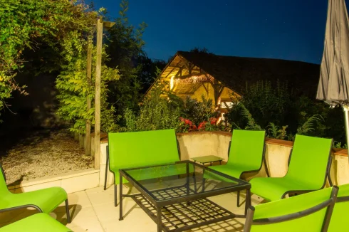 Terrasse de ferme avec vue sur la grange