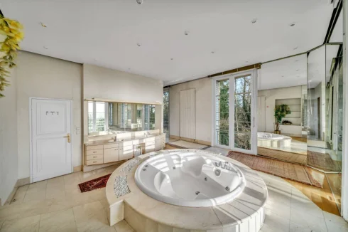 Master bath - alternative view