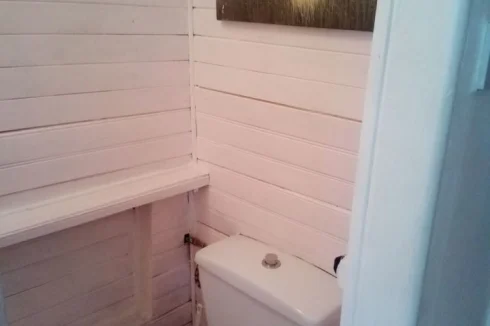 gite downstairs loo
