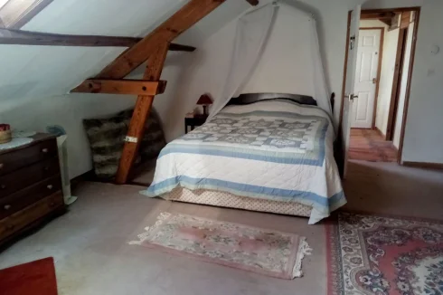 gite bedroom red