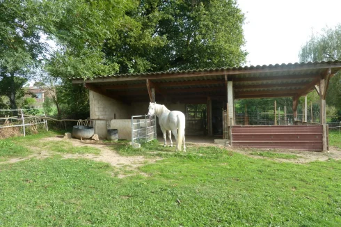 field stable&shelter