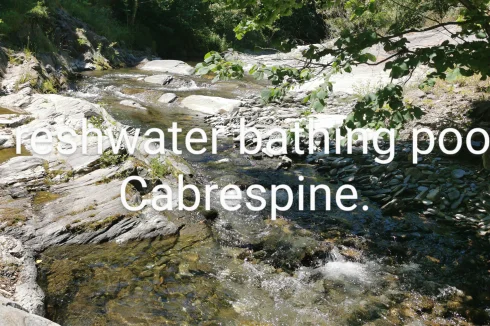 Petite piscine d'eau douce à 1km.