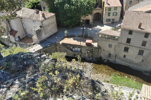 Vue depuis la montagne au-dessus du village.