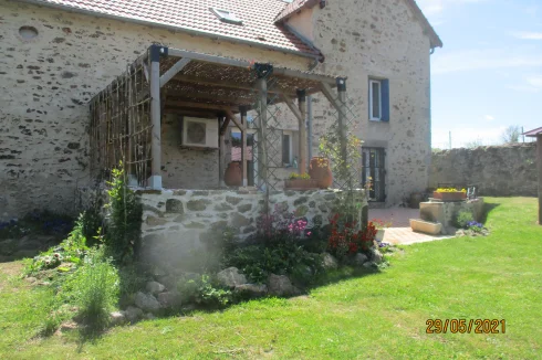 A l'arrière, terrasse + pergola