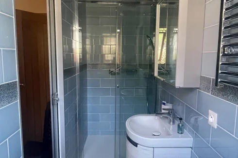 Chambre arrière avec salle de bain attenante