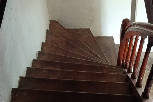 Vue sur le bel escalier menant à la cuisine/salon