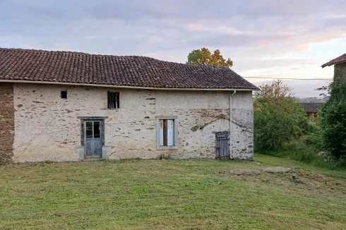 Vue sud de la maison à rénover