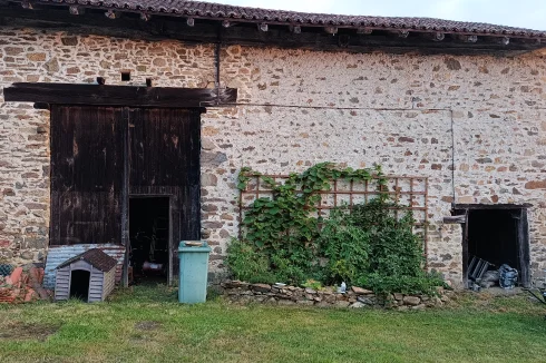 Barn 2 - one big door and one cattle door