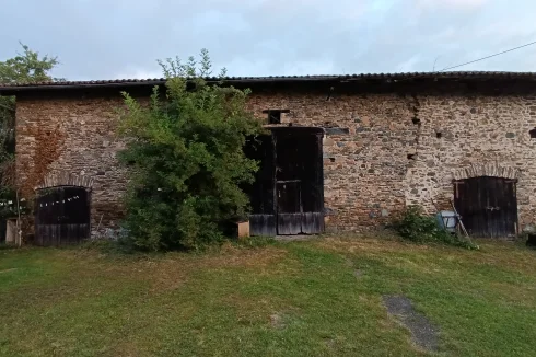 Grange 1 - grande porte centrale et deux portes à bétail