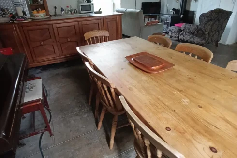 Dining area to kitchen