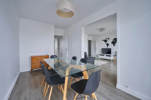 Stunning 2-Bedroom Apartment with Panoramic Views on all Sides, Located in the Centre of Courbevoie on the Outskirts of …