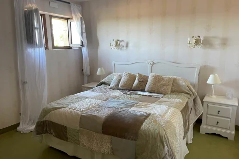 La chambre principale offre un espace spacieux et serein pour se détendre.