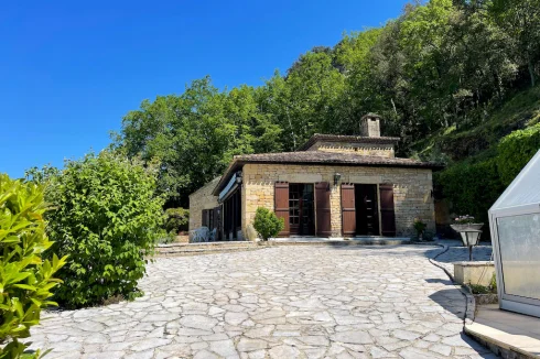 Au sommet de l'allée, la villa se dresse fièrement, offrant un accueil chaleureux avec ses vues à couper le souffle.