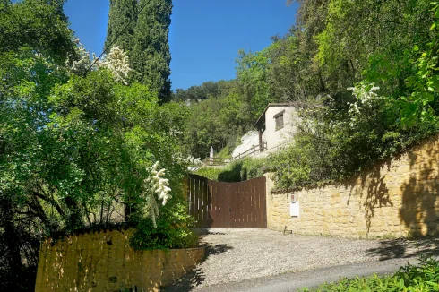 La villa est située sur un petit cul-de-sac qui monte la colline boisée.