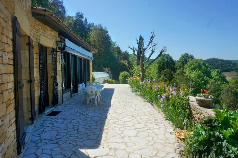 Le spacieux patio extérieur offre suffisamment d'espace pour la détente et le divertissement.