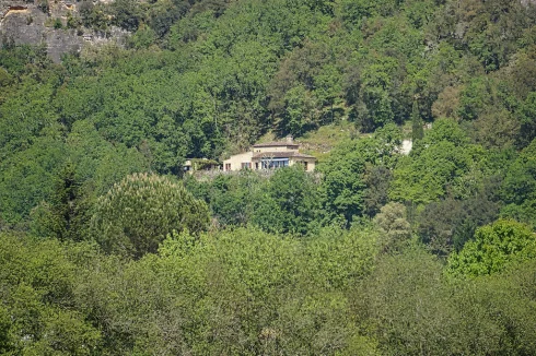 La propriété est gracieusement située dans un écrin de verdure luxuriante, offrant un environnement calme et relaxant.