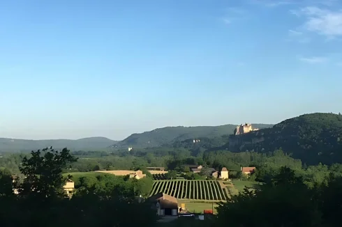 La terrasse spacieuse offre une vue imprenable sur la vallée de la Dordogne, ce qui en fait un endroit idéal pour se détendre et manger en plein air.