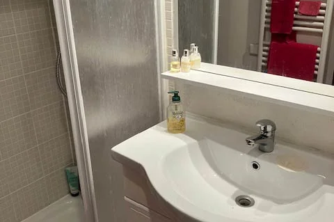 La salle de douche rose dispose d'équipements élégants et modernes et d'une sensation de fraîcheur et de vitalité.