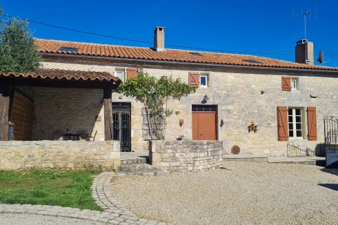 Façade de la maison depuis la cour