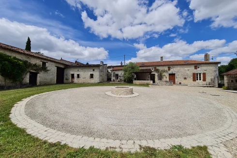 Maison, annexe, cottage et granges de l'autre côté de la cour