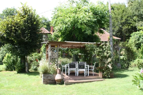 Pergola devant la piscine