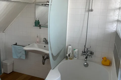 Chambre 2 au premier étage avec salle de bains