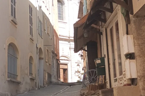 Petite Gargouille leading to the Collegiale