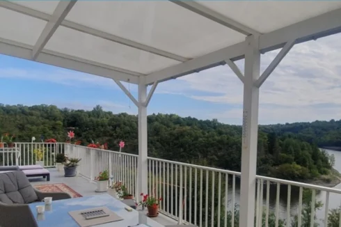 Modern House in an Elevated Position, Lovely Terrace, Unobstructed Views of the Lake & Direct Lake Access, Canoe, Ski, B…