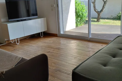 Salon avec vue sur la terrasse