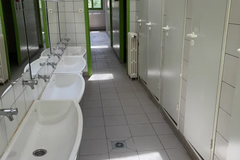 Large bathroom upstairs