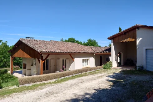 Front facade (garage, carport, covered terrace, barbecue)