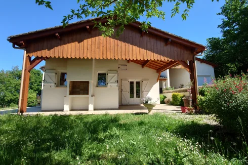 Front facade (covered terrace, barbecue)