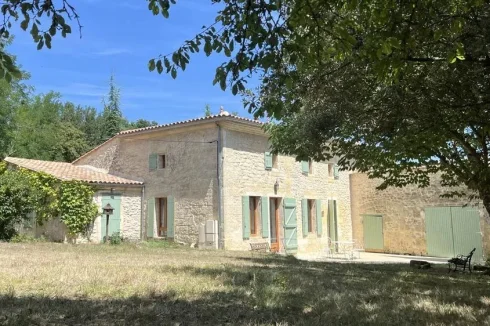 Renovated 18th Century Farmhouse in a Quiet Area in the Heart of Vineyards, Close to Shops on a Large Plot with a Well.