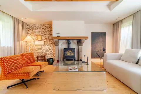 A large living room, bathed in natural light, ideal for entertaining in complete serenity.