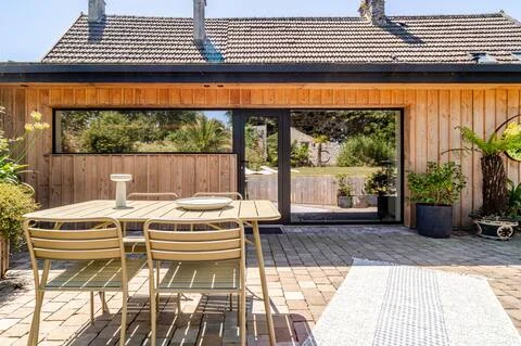 A natural extension of the house, ideal for sunny meals and moments of relaxation.