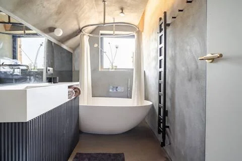 Noble materials and clean lines for a wellness space worthy of a high-end hotel.