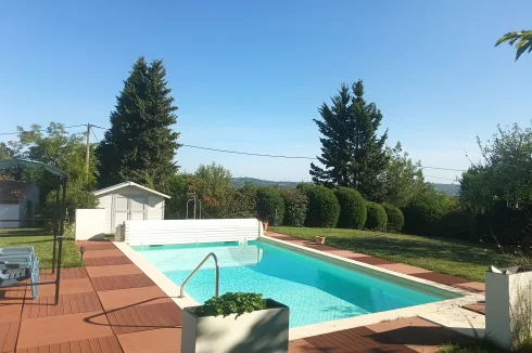 Piscine avec volet roulant électrique