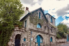 Fully Restored Property with a Unique Architectural Style in a Sought-after Village Near Fontainebleau and its Magnifice…