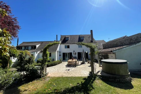 19th Century Converted Stone Barn and Garden in Quiet Village with Private Access Road, 1hr Paris, 30 Min Disneyland