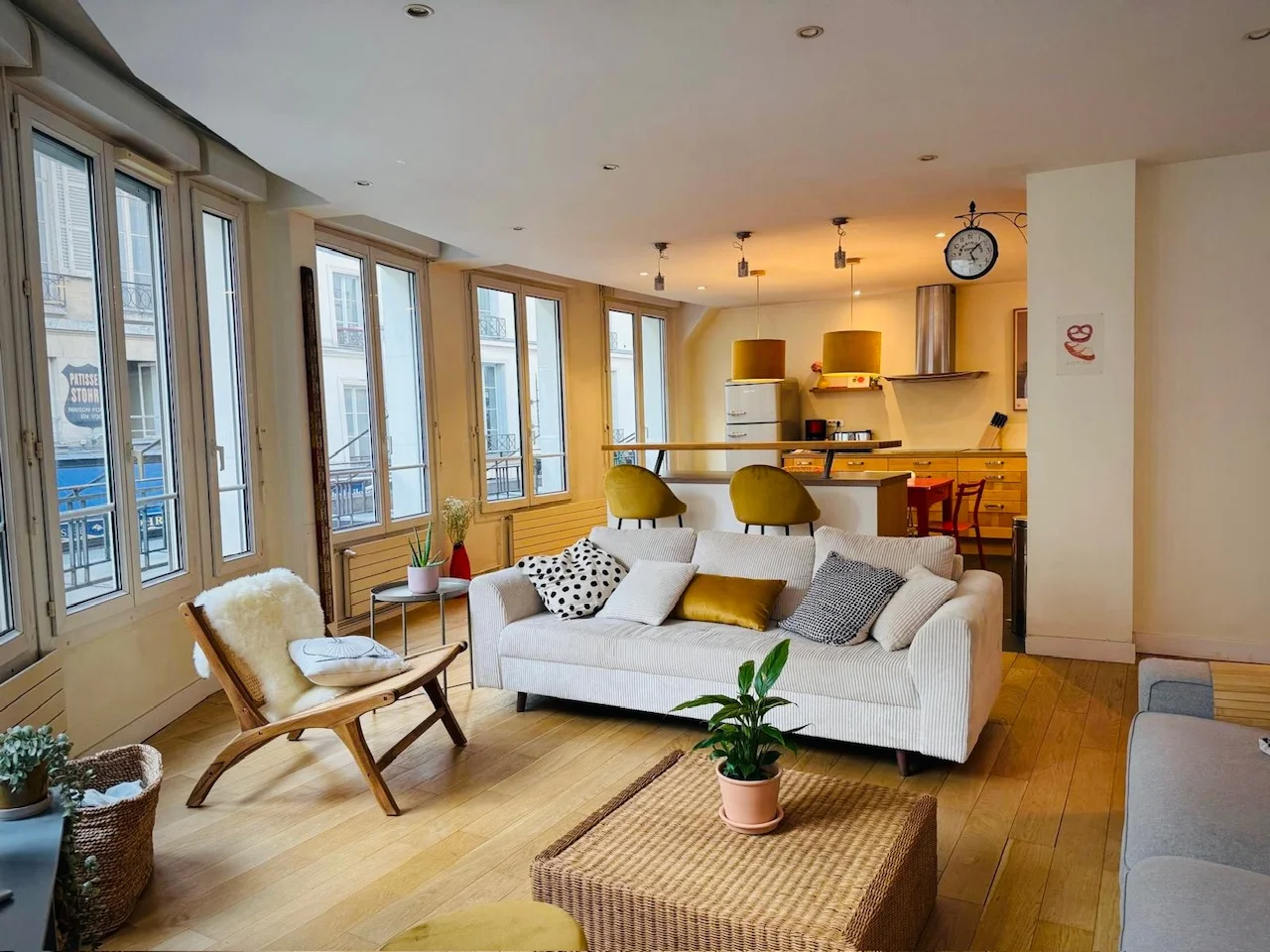 Unique ! at the Heart of Montorgueil Pedestrian Area - Large 4P, Bright, in a Premium Property