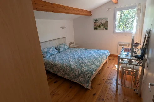 Master en suite bedroom overlooking the pool