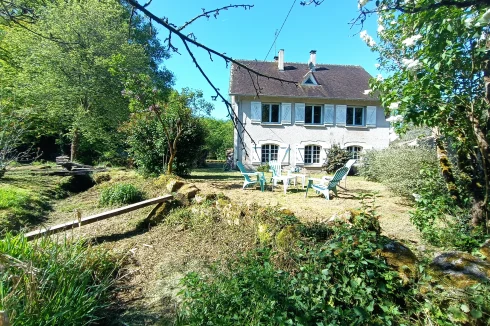 A Precious Property Situated on the Riverbank in a Preserved Green Natural Setting.