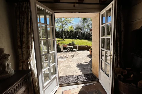 Salon on to the terrace