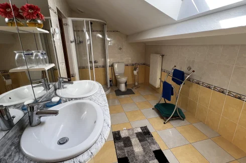 En suite bathroom bed 3