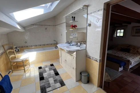 En duties bathroom bed 3