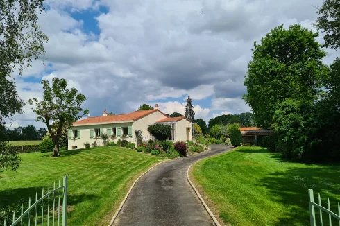 Maison De 3 Chambres Magnifiquement Entretenue, Exposée Sud-Ouest, Entourée De Campagne.