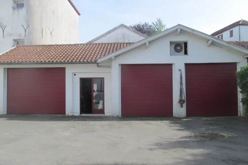 3 garages and workshop