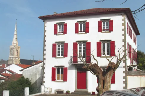 400 m² Townhouse with Garden and Pool in the Heart of a Basque Village.