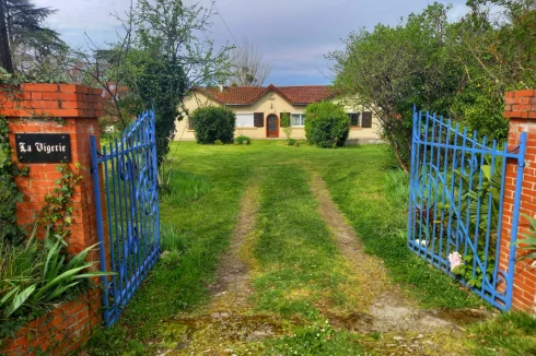 Jolie Maison De Type 8 Sur Belle Parcelle De Terrain ,Au Calme, Avec Vur Sur la Campagne Environnante, Avec Grandes Dépe…